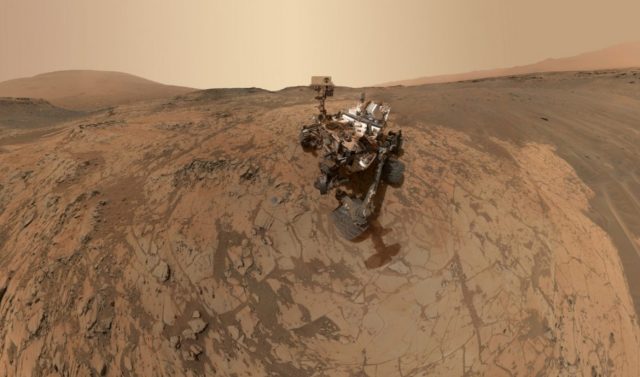 A kétezredik marsi napját ünneplő Curiosity a jeles alkalomból önmagát is megörökítette (Forrás: NASA)